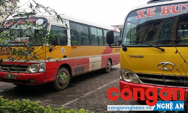2 xe buýt bị tạm giữ tại Công an Thành phố Hà Tĩnh