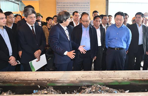 Thủ tướng tham quan quy trình xử lý rác thải thành chất đốt. Ảnh: VGP/Quang Hiếu