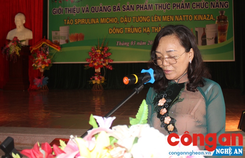 Bà Trần Thị Thao, Giám đốc điều hành Công ty phát biểu về tác dụng của Đậu tương lên men.
