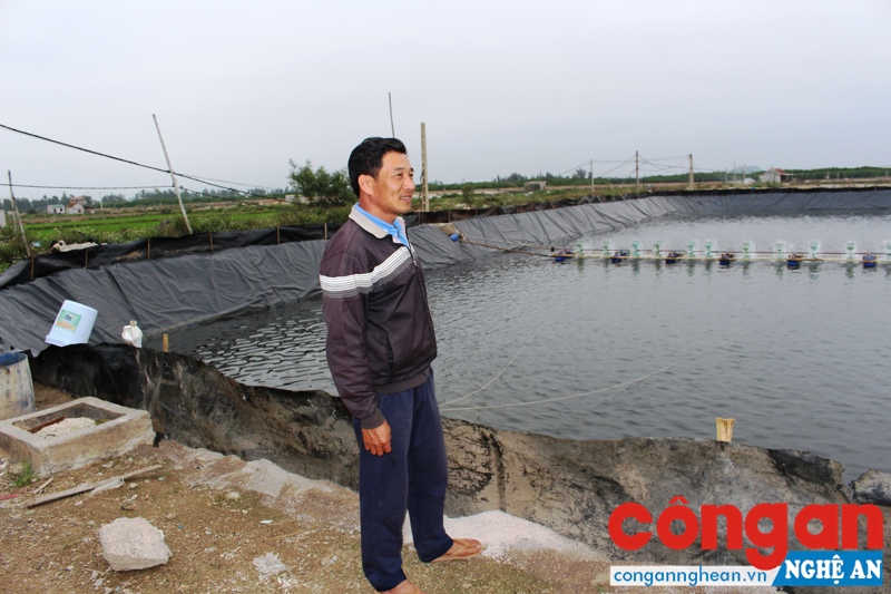 Anh Nguyễn Văn Dũng bên mô hình nuôi tôm mang lại hiệu quả kinh tế cao