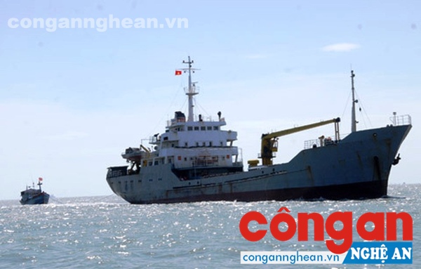 Tàu Trường Sa 04 (Lữ đoàn 125 Hải quân) cứu nạn, lai dắt thành công tàu cá của Quảng Ngãi QNg 96355 vào bờ, cứu sống 12 ngư dân