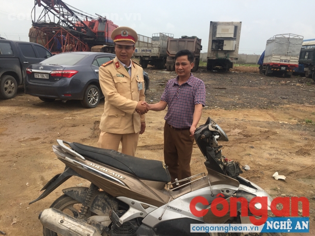 Đại diện đội CSGT Công an huyện DIễn Châu tiến hành trao trả tài sản cho người bị mất trộm