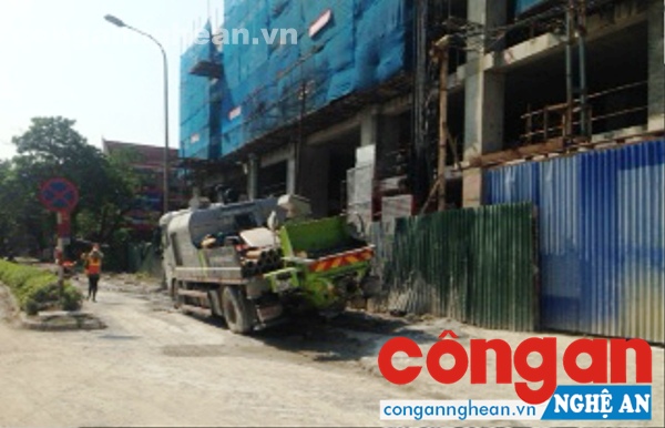 Phương tiện phục vụ thi công công trình hàng ngày chiếm toàn bộ lối đi của đường Phan Đình Phùng (ảnh chụp ngày 22/3)