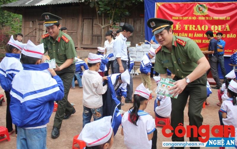 Đoàn Thanh niên Công an tỉnh tặng quà cho học sinh nghèo vượt khó và đồng bào chịu ảnh hưởng do lũ lụt tại Kỳ Sơn