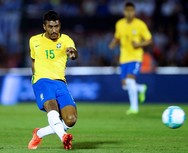 Paulinho thi đấu xuất thần với 1 cú hat-trick vào lưới ĐT Uruguay