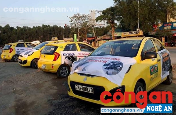 Taxi Vinh treo băng rôn, tập trung trước Đại lý Trường Hải Nghệ An để phản đối chính sách bảo hành của Công ty này