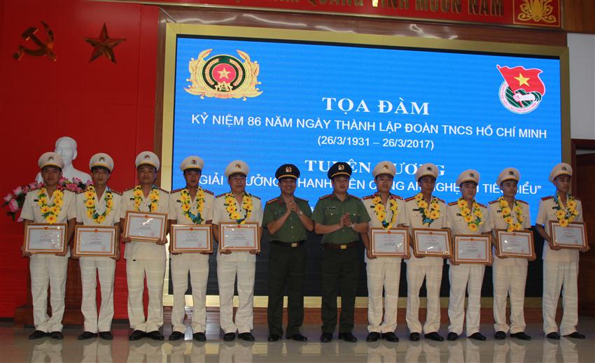 Đồng chí Đại tá Lê Khắc Thuyết, Phó Giám đốc Công an tỉnh và Đồng chí Đại uý Hoàng Lê Anh, Bí thư đoàn TN trao giấy khen và hoa cho 10 đồng chí được tuyên dương