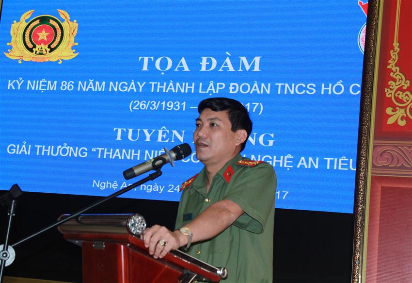 Đồng chí Đại tá Lê Khắc Thuyết, Phó giám đốc Công an tỉnh phát biểu tại buổi toạ đàm