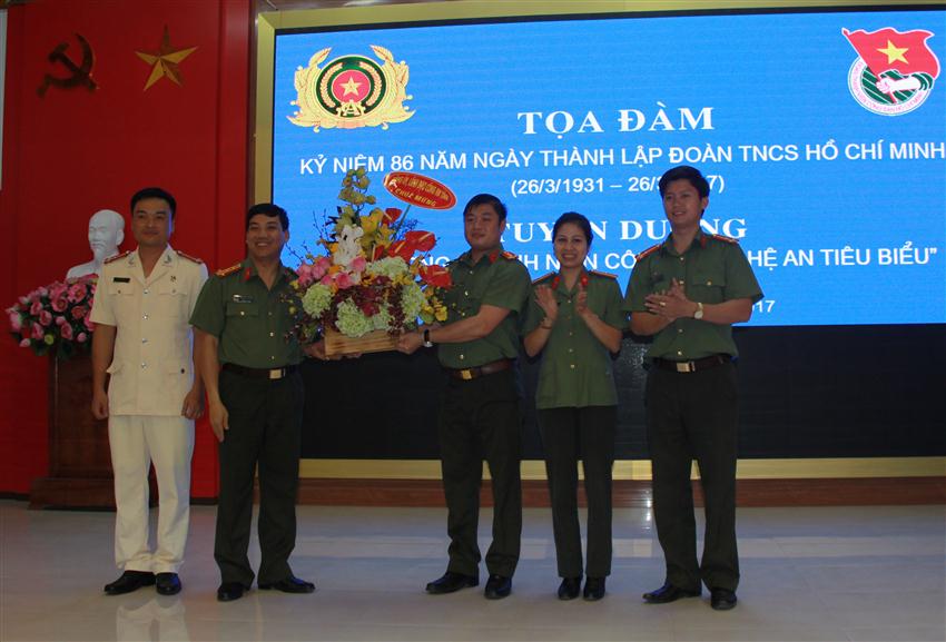 Đồng chí Đại tá Lê Khắc Thuyết, Phó Giám đốc Công an tỉnh tặng lặng hoa tươi thắm chúc mừng BCH Đoàn TN Công an tỉnh