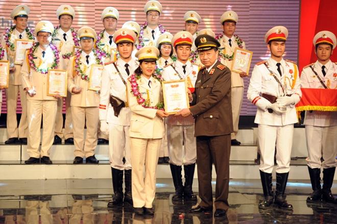 Bộ trưởng Tô Lâm trao giải thưởng cho các cá nhân được vinh danh.