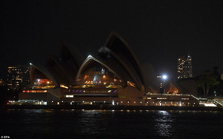 Nhà hát Opera Sydney tắt đèn 60 phút, tối 25/3/2017 trong sự kiện giờ Trái Đất.