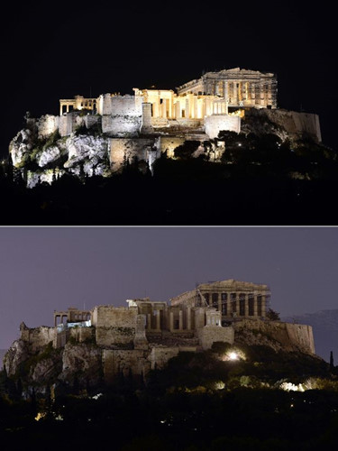 Thành cổ Acropolis, Athens, Hy Lạp hưởng ứng giờ Trái Đất năm 2017. (Ảnh: AFP)