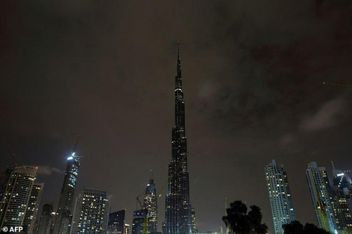 Tháp Burj Khalifa ở Dubai - tòa tháp cao nhất thế giới chìm trong bóng tối hưởng ứng giờ Trái Đất. (Ảnh: AFP)