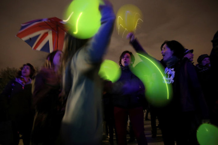 Những bạn trẻ tỏ ra rất thích thú với sự kiện giờ Trái đất ở thủ đô Madrid, Tây Ban Nha. (Ảnh: Reuters)