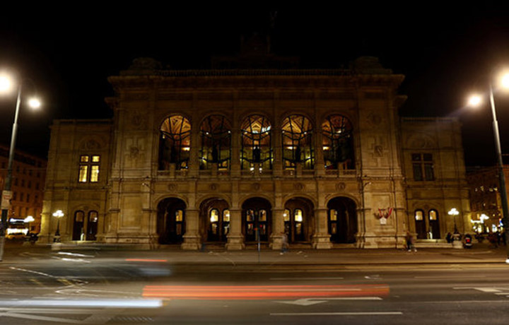 Nhà hát Opera Vienna (Staatsoper) ở Áo tắt điện trong sự kiện đánh dấu 10 năm giờ Trái Đất. (Ảnh: Reuters)