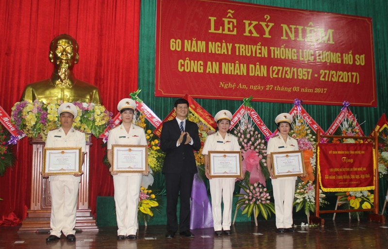 Đồng chí Lê Xuân Đại, Phó Chủ tịch Thường trực UBND tỉnh trao Bằng khen của Chủ tịch UBND tỉnh cho 1 tập thể và 3 cá nhân