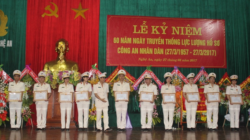 Đồng chí Đại tá Lê Khắc Thuyết, Phó Giám đốc Công an tỉnh trao Giấy khen của Giám đốc Công an tỉnh cho 1 tập thể và 10 cá nhân
