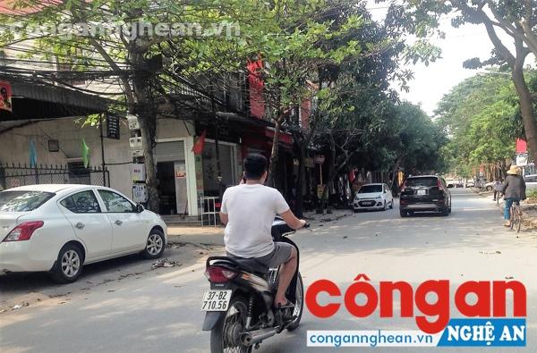 Mặc dù có biển cấm dừng, đỗ ôtô trên đường Nguyễn Đức Cảnh nhưng nhiều phương tiện vẫn không chấp hành - Ảnh: Xuân Thống