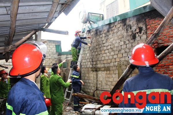 Lực lượng PC&CC triển khai chữa cháy tại ki-ốt trong chợ Nghi Phú
