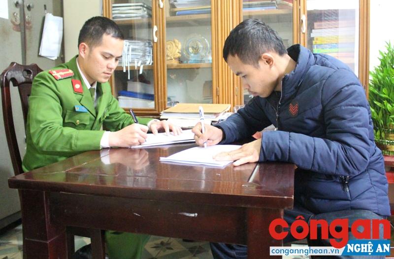 Cán bộ Công an huyện Nam Đàn lấy lời khai đối tượng cố ý gây thương tích