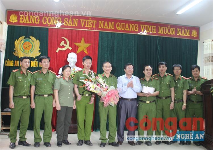 Lãnh đạo UBND huyện Diễn Châu tặng hoa chúc mừng thành tích Ban chuyên án