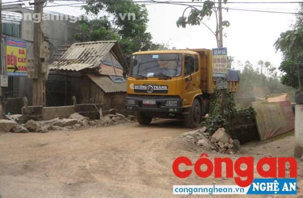 Chiếc xe tải mang dòng chữ “Công ty Đường Thành” chở đầy đất ra khỏi khu vực khai thác (Ảnh chụp chiều 29/3/2017)