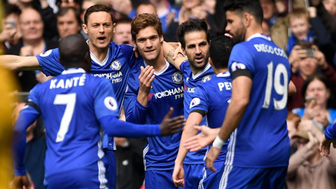 Các cầu thủ Chelsea ăn mừng bàn thắng của Fabregas