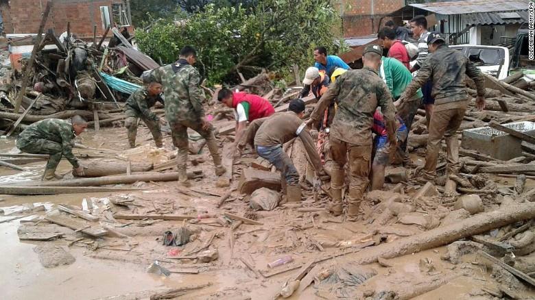 Quân đội Colombia đang tìm kiếm người thiệt mạng, người còn bị vùi lấp tại nơi xảy ra thảm họa. Ảnh: CNN