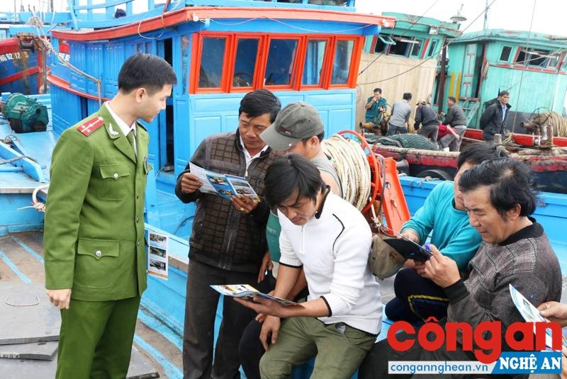 Cán bộ Phòng Cảnh sát PC&CC số 2 tuyên truyền về PCCC cho ngư dân ở cảng Cửa Hội