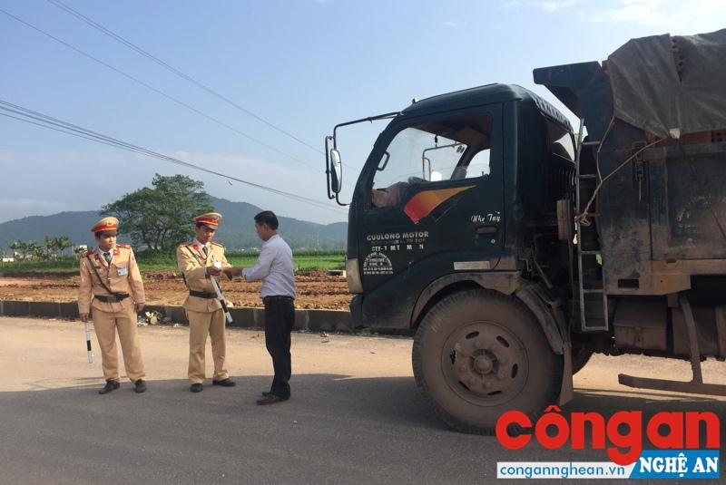 Đội CSGT Công an huyện Diễn Châu kiểm tra phương tiện lưu thông trên đường