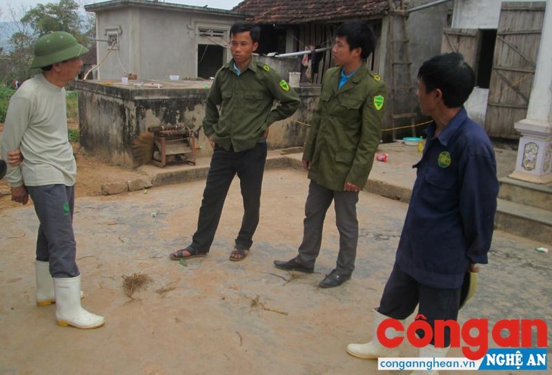 Công an xã Quỳnh Châu trao đổi với người dân về tình hình ANTT trên địa bàn