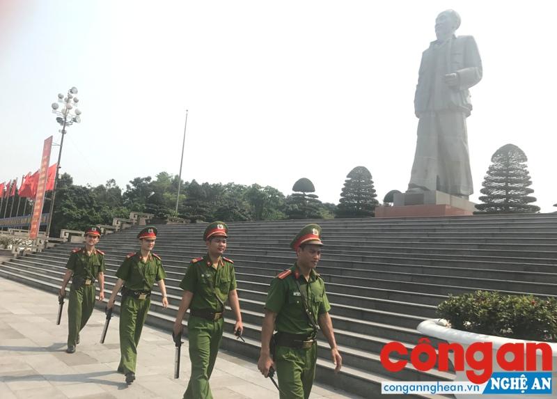 Chiến sỹ Cảnh sát Bảo vệ mục tiêu làm nhiệm vụ tuần tra xung quanh khu vực Quảng trường Hồ Chí Minh