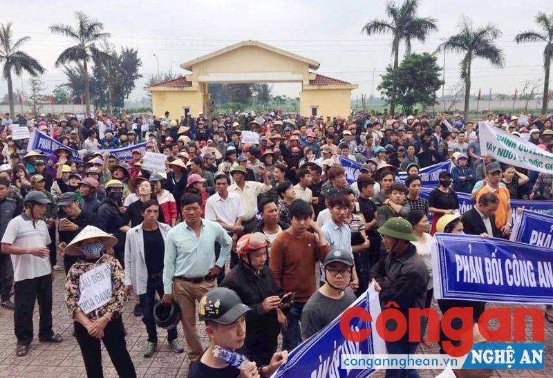 Hàng nghìn người dân bị kích động, bao vây trụ sở UBND huyện Lộc Hà vào ngày 3/4