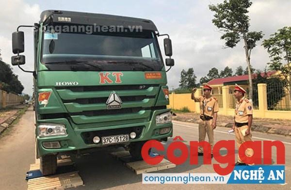 CSGT Công an huyện Nghĩa Đàn xử lý xe tải chở quá tải