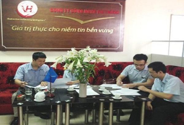 Cơ quan tố tụng lập biên bản tại Công ty Việt Hồng