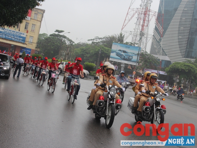 Các TNV đạp xe diễu hành quanh thành phố