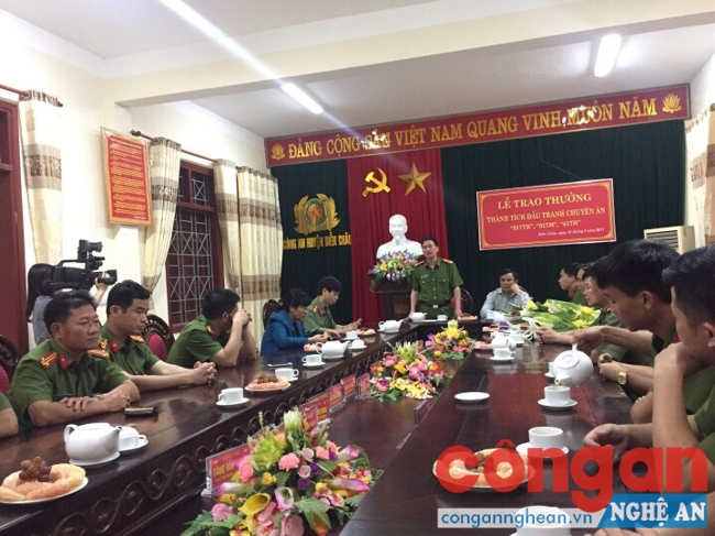 Đồng chí Đại tá Nguyễn Mạnh Hùng, Phó giám đốc Công an tỉnh Nghệ An chúc mừng chiến công của Công an huyện Diễn Châu