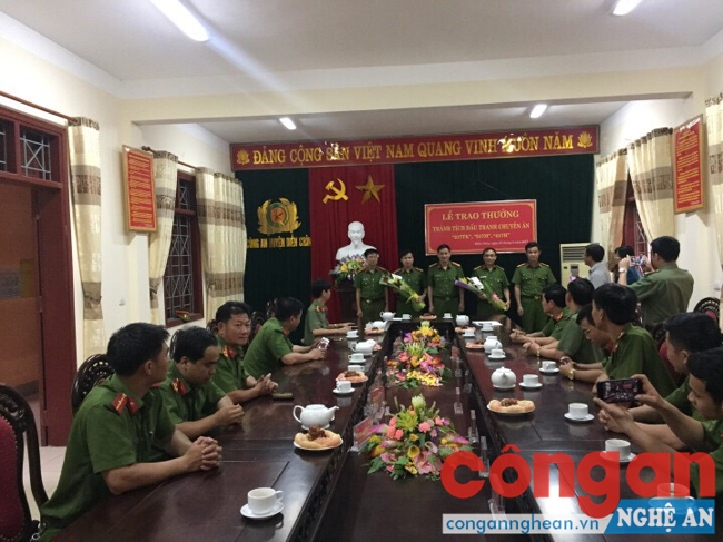 Đồng chí Nguyễn Mạnh Hùng đại diện lãnh đạo Công an tỉnh trao thưởng cho các Ban chuyên án