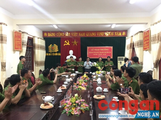 Đồng chí Hà Xuân Quang, Phó chủ tịch UBND huyện Diễn Châu trao thưởng cho các Ban chuyên án