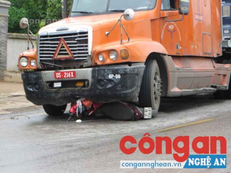 Chiếc xe tải đâm trực diện xe máy, khiến bà M.  ở huyện Nghĩa Đàn tử vong tại chỗ