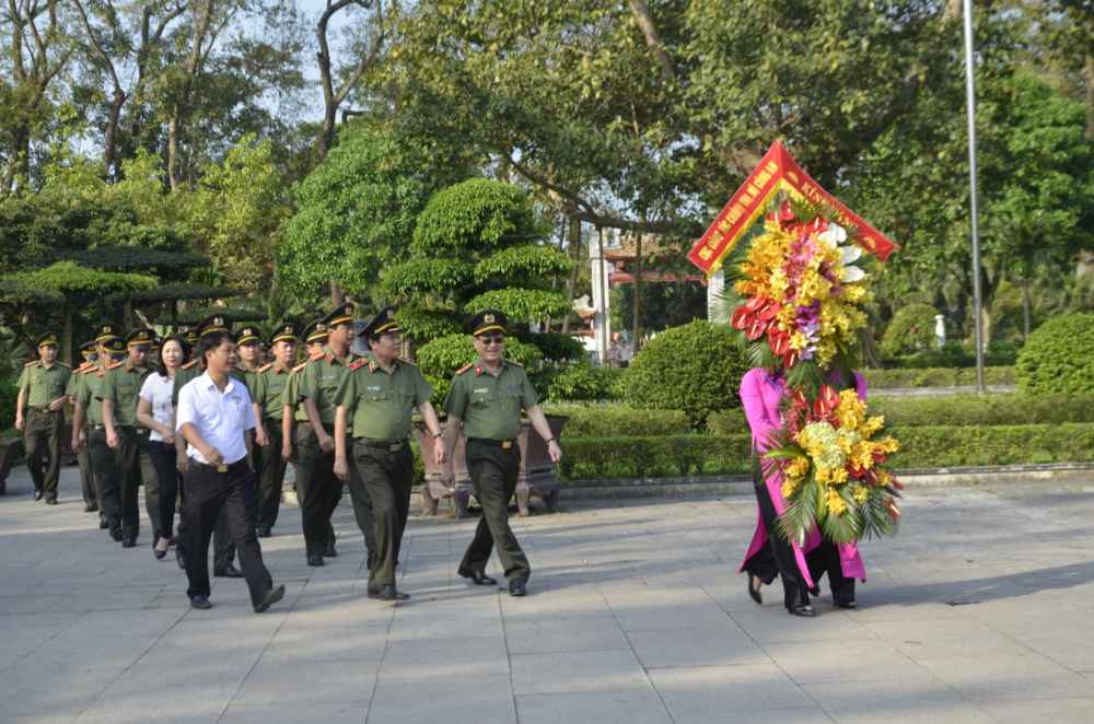 Đoàn dâng hoa dâng hương tại Khu di tích Kim Liên, Nam Đàn, Nghệ An 