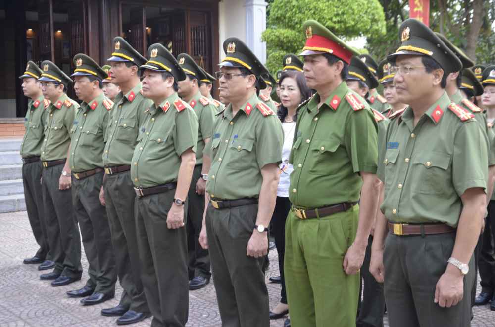 Dâng hoa dâng hương tại Nhà lưu niệm Cố bộ trưởng Trần Quốc Hoàn, xã Nam Trung, Nam Đàn