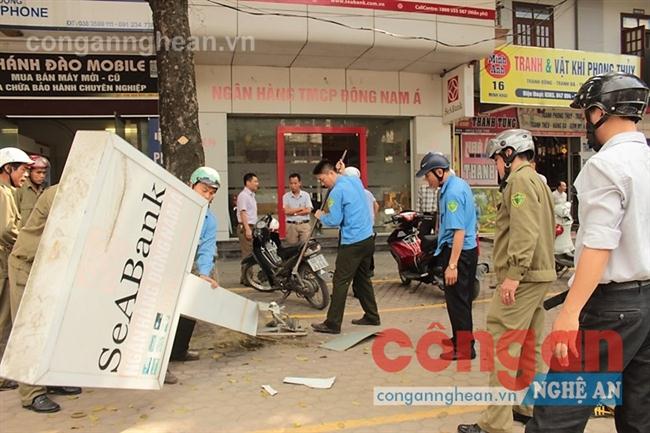 Lực lượng chức năng phường Hưng Bình, TP Vinh tiến hành giải tỏa trên đường Nguyễn Thị Minh Khai - Ảnh: Xuân thống  