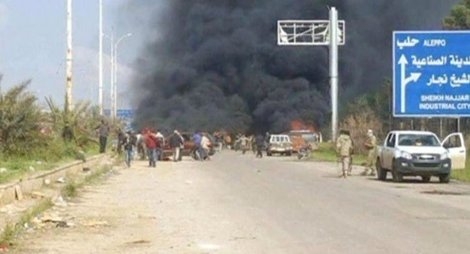 Khói bốc lên nghi ngút từ đoàn xe chở người tị nạn bị đánh bom hôm 15-4. Ảnh: Reuters