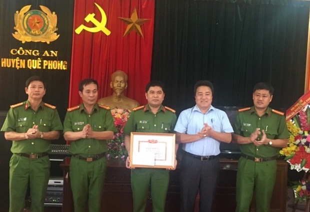 Đồng chí Lê Văn Giáp- Chu tịch UBND huyện Quế Phong chúc mừng, trao thưởng Ban chuyên án.