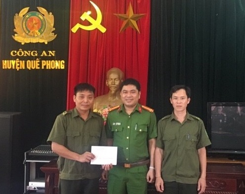 Trao thưởng cho Công an xã Đồng Văn