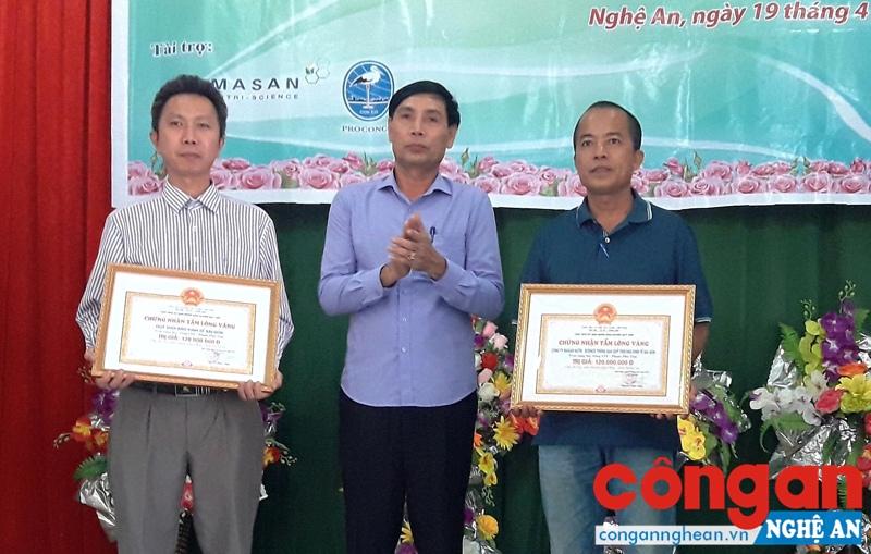 Ông Nguyễn Đình Tùng, Chủ tịch UBND huyện Quỳ Hợp trao chứng nhận “Tấm lòng vàng” cho đại diện Công ty Masan