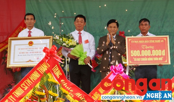 Đồng chí Trần Văn Mão, Phó Trưởng đoàn đại biểu Quốc hội trao Bằng công nhận xã đạt chuẩn Nông thôn mới cho xã Phúc Thọ