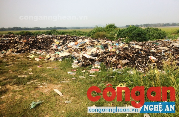Bãi rác thái bị dồn ứ ven sông Lam