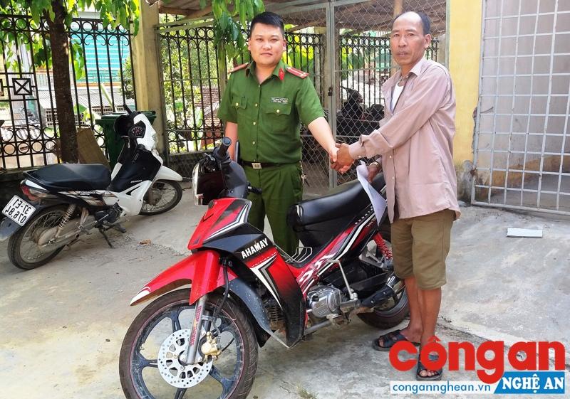 Cán bộ Công an huyện Kỳ Sơn trao trả chiếc xe cho người bị hại